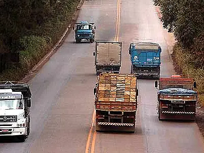 Caminhões poderão ter equipamento sonoro para marcha à ré