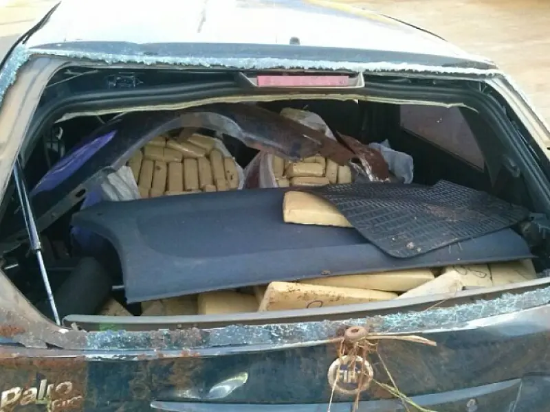 Condutor fica nervoso com presença da PRF e capota carro com maconha