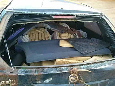 Condutor fica nervoso com presença da PRF e capota carro com maconha