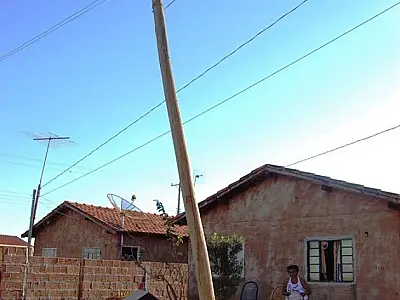 Moradora tem que pagar R$ 600,00 para desativar poste