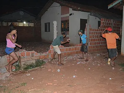 Moradores de Caarapó destroem casa após despejo de família; Prefeitura se defende