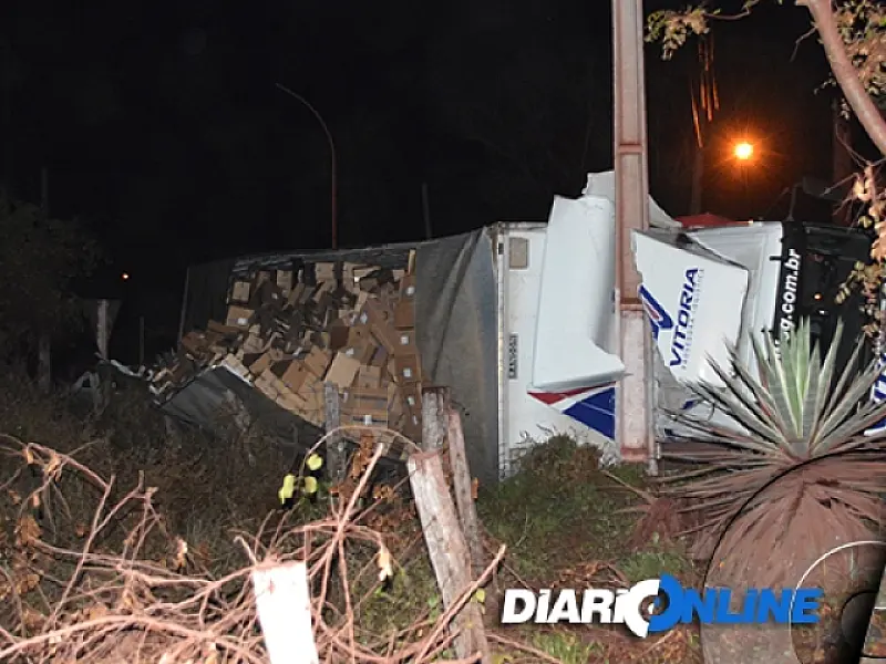Motorista não consegue contornar rotatória e caminhão tomba em Corumbá
