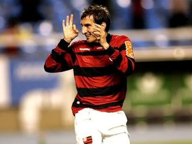 Flamengo vence São Paulo e chega à vice-liderança