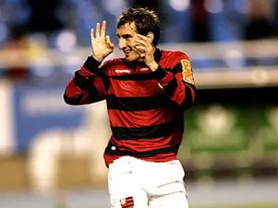 Flamengo vence São Paulo e chega à vice-liderança