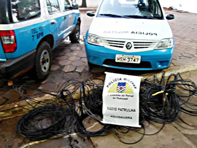 Homem preso roubando fios de padrão de energia