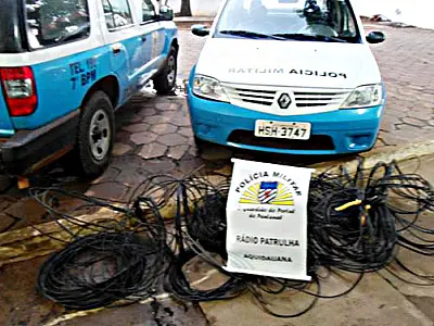 Homem preso roubando fios de padrão de energia