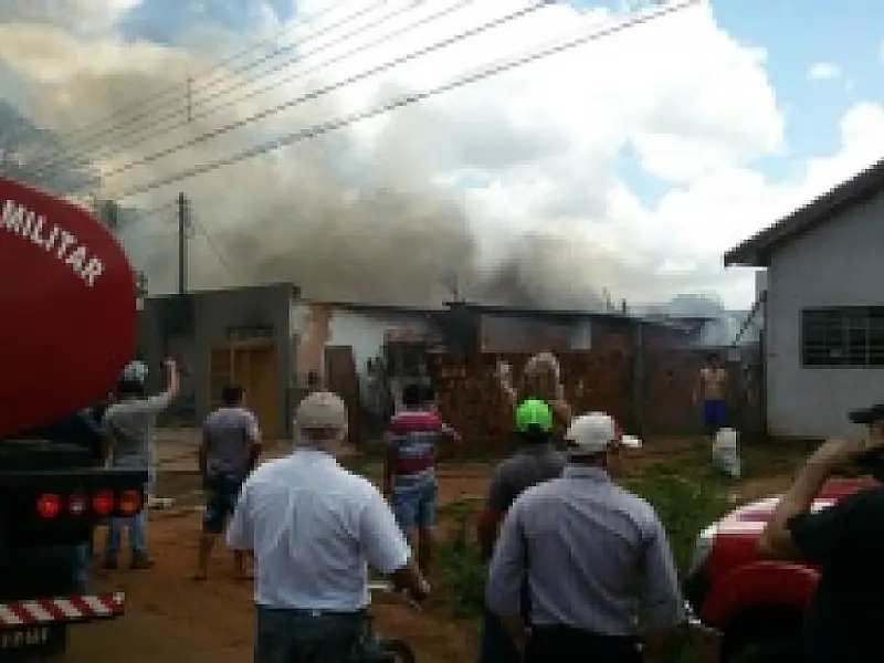 Incêndio destrói casa em Dourados