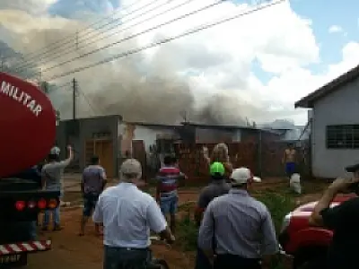 Incêndio destrói casa em Dourados