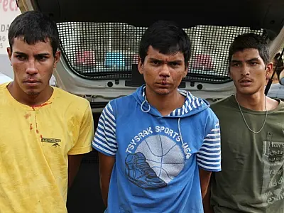 Trio furta carro, é perseguido e acaba preso ao bater em barranco