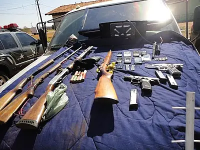 Quadrilha que roubava carros troca tiros com a polícia; cinco morrem