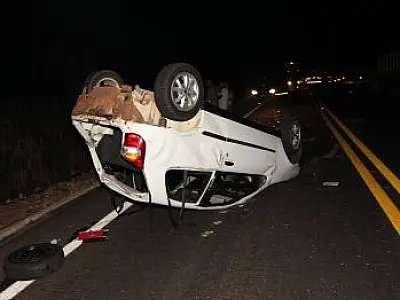 Motorista de carreta faz ultrapassagem proibida e carro capota na BR-163