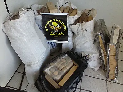 Policiais apreendem 200 quilos de droga em veículo