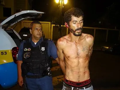 Após ser preso, homem escapa de algema e pula muro da delegacia