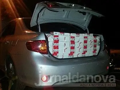 PRF encontra carro roubado e cheio de cigarros