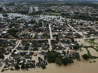 Rio Negro atinge maior nível da história