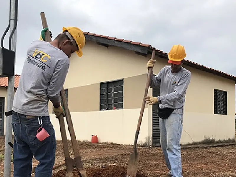 Governador libera recursos para retomar construção de 136 casas em Campo Grande