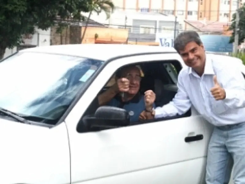 Prefeito entrega carro e 21 prêmios para contribuintes do IPTU