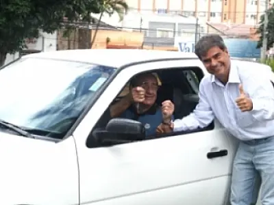 Prefeito entrega carro e 21 prêmios para contribuintes do IPTU