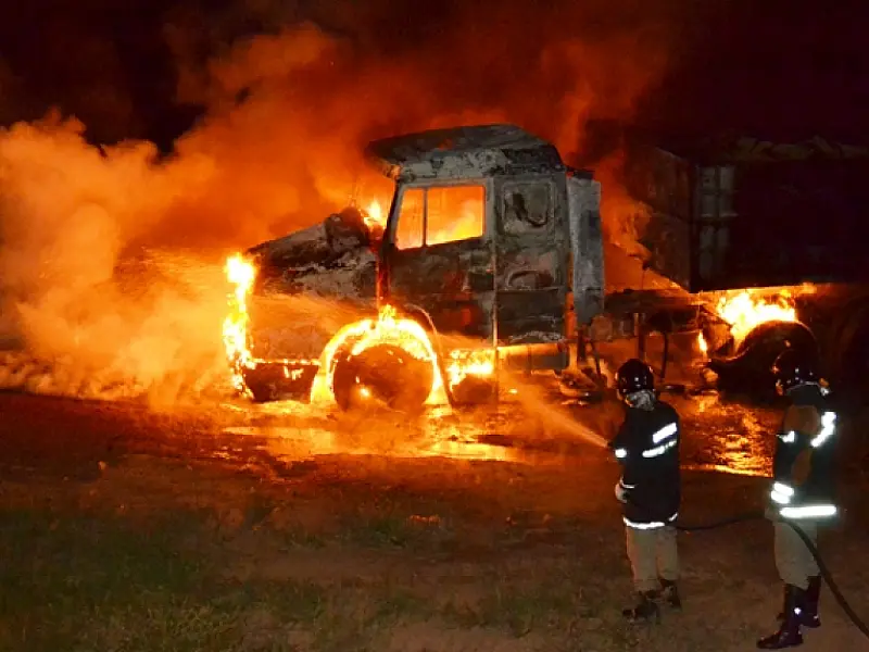 Carreta carregada com 30 toneladas de soja é destruída pelo fogo na BR-163