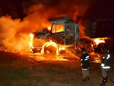 Carreta carregada com 30 toneladas de soja é destruída pelo fogo na BR-163