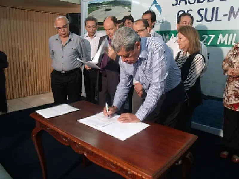 Governador assina juntamente com a Sanesul contrato para levar abastecimento de aguá para cinco cidades