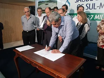 Governador assina juntamente com a Sanesul contrato para levar abastecimento de aguá para cinco cidades