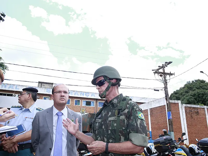 Operação com suporte do Exército apreende armas, celulares e drogas em complexo penitenciário