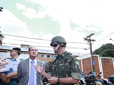 Operação com suporte do Exército apreende armas, celulares e drogas em complexo penitenciário