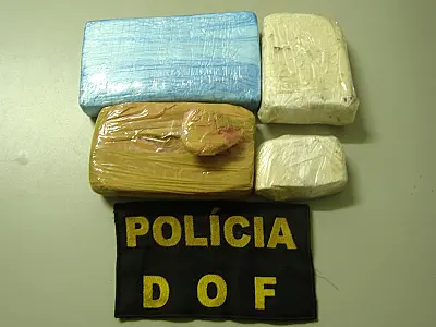 DOF apreende cocaína e pasta em veículo na cidade de Corumbá