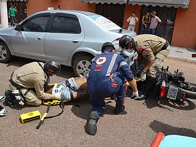 Motociclista fica ferido após colidir na traseira de um táxi