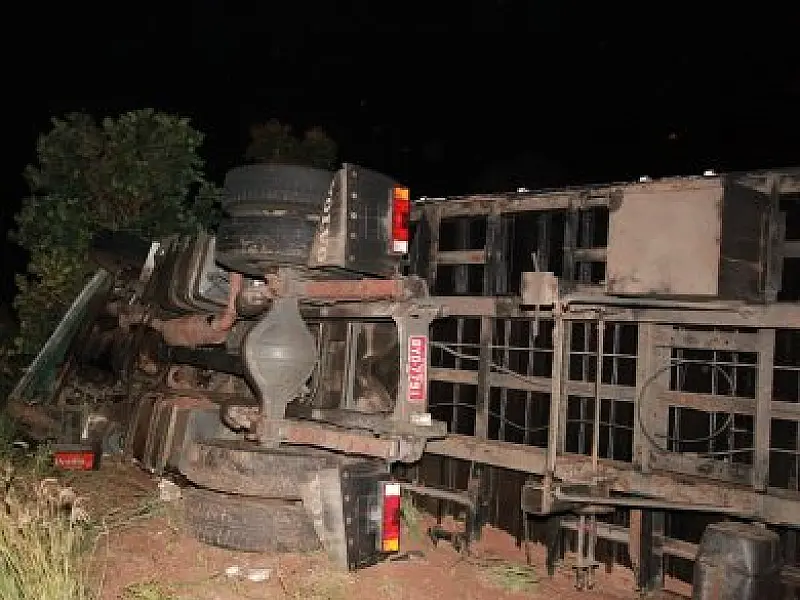 Motorista tomba carreta na BR-163, entre Coxim e Rio Verde