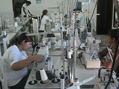 Funtrab seleciona costureira de máquina industrial