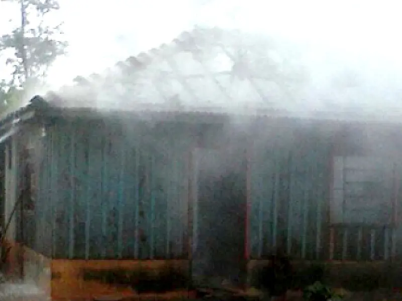Casa é destruída pelo fogo em zona rural próximo a Fátima do Sul