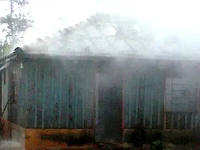 Casa é destruída pelo fogo em zona rural próximo a Fátima do Sul