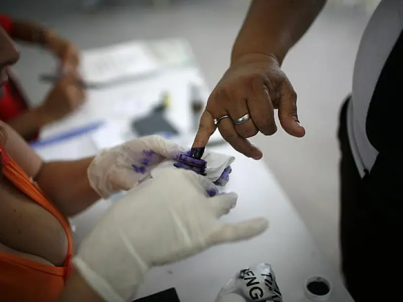Eleitores na Venezuela têm dedo manchado para não votar de novo