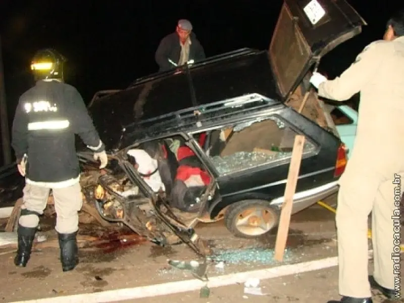 Condutor ultrapassa em local proibido e causa grave acidente