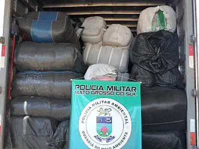PMA apreende caminhão com 7,5 toneladas de roupas contrabandeadas da Bolívia