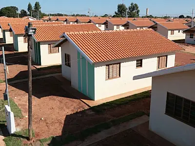 Reinaldo Azambuja assina contrato habitacional com famílias em Ribas do Rio Pardo