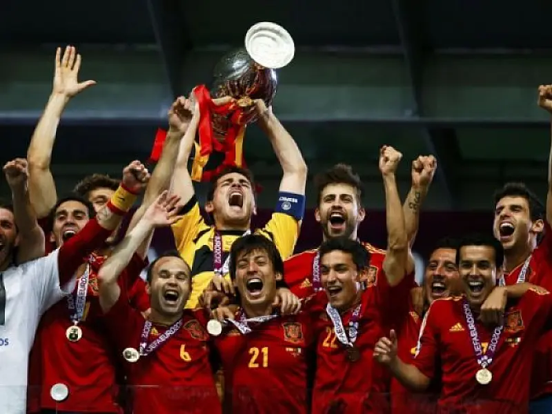 Espanha goleia Itália e leva pela segunda vez o título da Eurocopa
