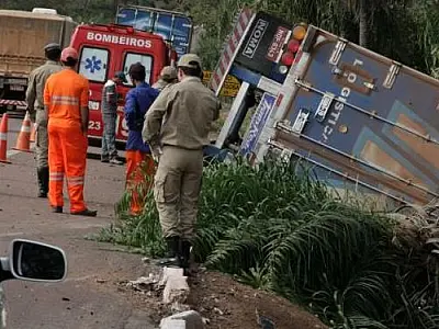 Motorista de carreta morre ao capotar veículo na BR-163
