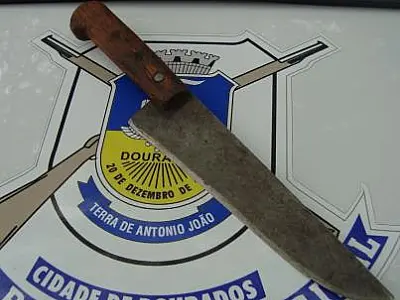 Menores tentam assaltar homem em WC de praça em Dourados