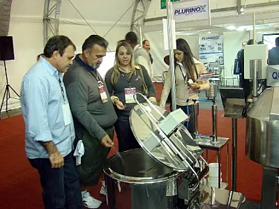 Empresários de MS aproveitam Congresso de Laticínios para fechar e prospectar negócios