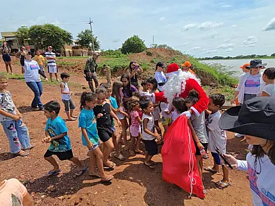 Caixa Encantada: Papai Noel entrega presentes para crianças pantaneiras e quilombolas