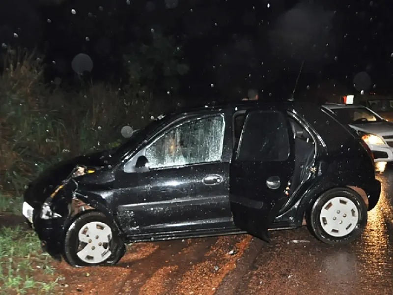 Colisão entre veículos deixa passageiro e crianças feridos
