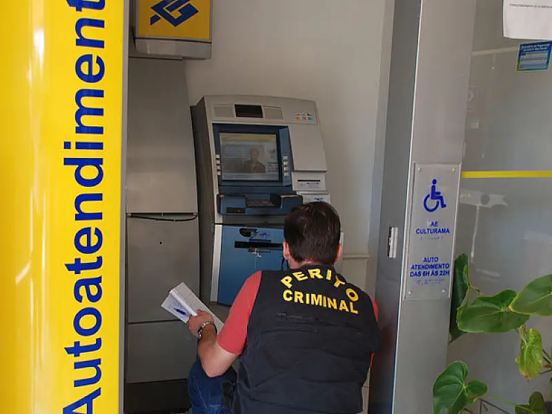 Bomba falha e bandidos não conseguem explodir caixa eletrônico