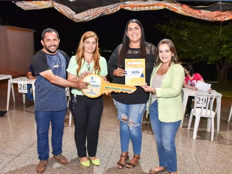 PREFEITURA ENTREGA CONTRATOS DE REGULARIZAÇÃO FUNDIÁRIA PARA 98 FAMÍLIAS NO RECÉM-INAUGURADO LOTEAME