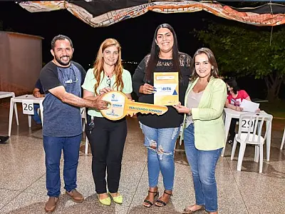 PREFEITURA ENTREGA CONTRATOS DE REGULARIZAÇÃO FUNDIÁRIA PARA 98 FAMÍLIAS NO RECÉM-INAUGURADO LOTEAME