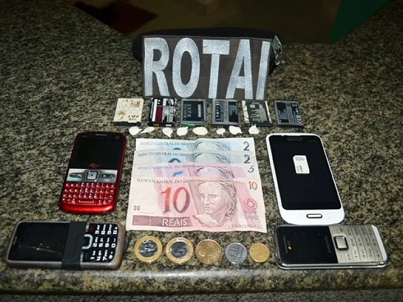 Rotai apreende droga, celulares e dinheiro com jovens em Coxim