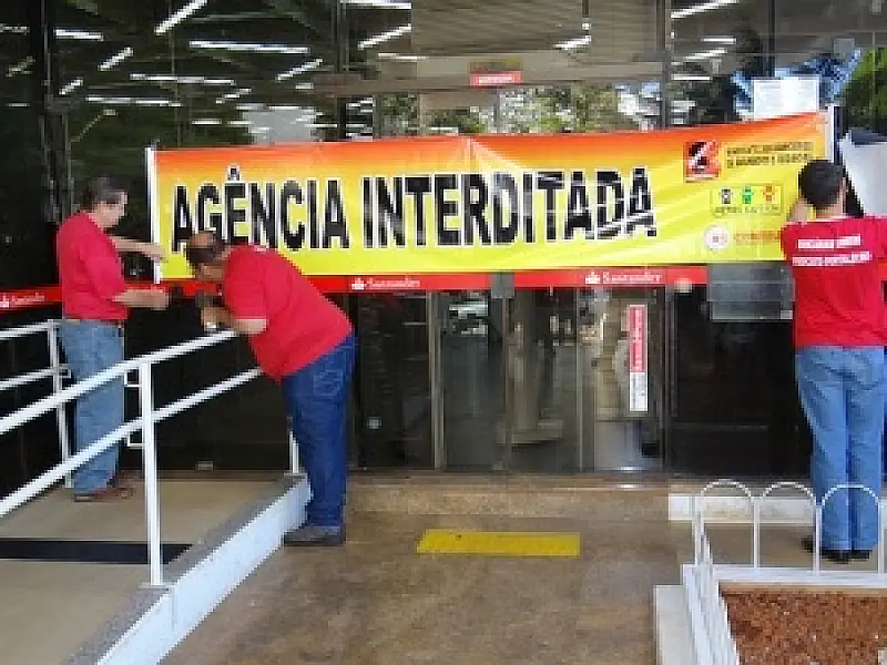 Bancários interditam agência do Santander em Dourados alegando falta de estrutura