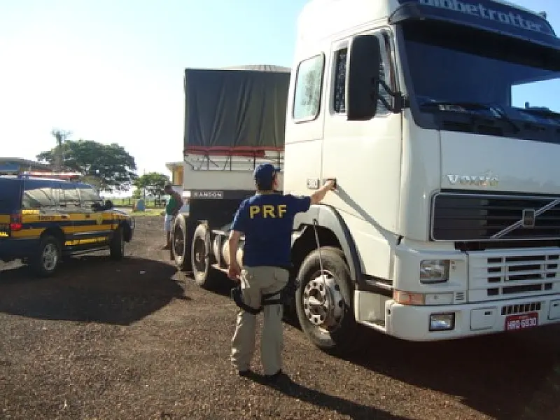 PRF apreende carreta bitrem com 30 mil pacotes de cigarros e carro com mercadorias